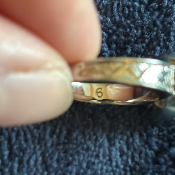 Swarovski touchstone opalescent ring. - Picture 3 of 4